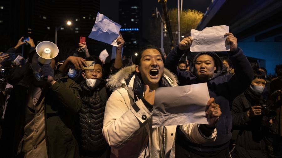 Xi Jinping menghadapi tantangan terberat terhadap pemerintahan karena kemarahan Covid memicu protes massal