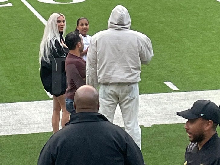 Kanye West dan Kim Kardashian di pertandingan sepakbola Saints