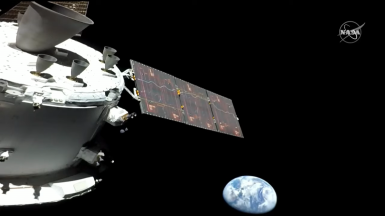 Kendaraan awak Orion NASA telah berhasil menyelesaikan terbang lintas bulan