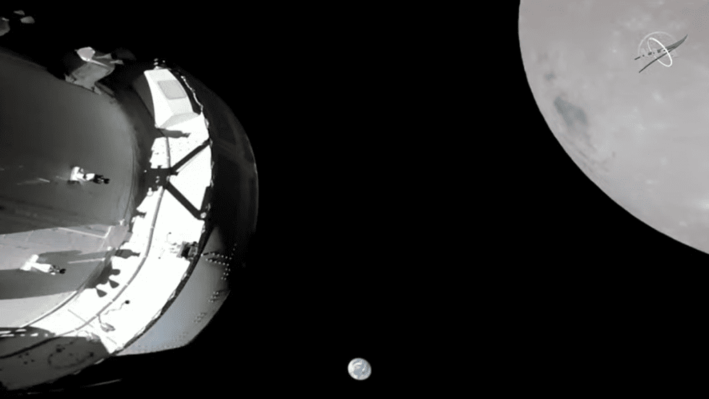 Pesawat ruang angkasa Artemis 1 Orion ace terbang di atas bulan dengan mesin kritis yang menyala