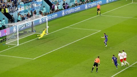 Chesney menyelamatkan tendangan penalti dari Messi.