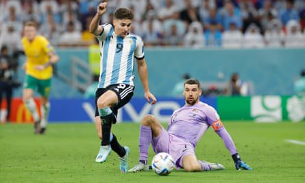 Julian Alvarez mengambil bola dari kiper Australia Matthew Ryan untuk menggandakan keunggulan Argentina.