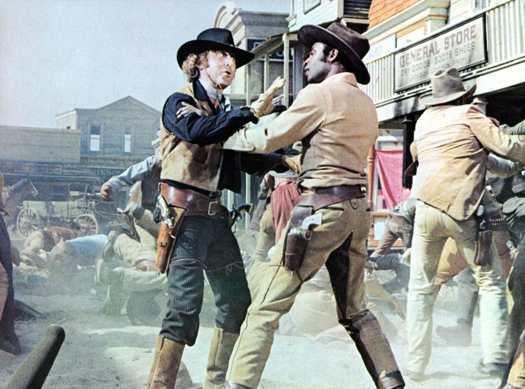 Gene Wilder terlibat pertengkaran dengan Cleavon Little dalam sebuah adegan dari "Pelana menyala."