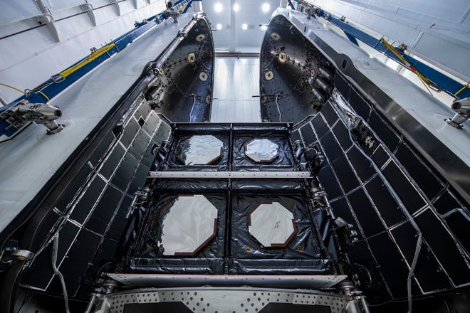 Satelit O3b mPower 1 dan 2 milik operator satelit yang berbasis di Luksemburg, SES, terlihat selama integrasi muatan dalam tampilan muatan pelindung SpaceX Falcon 9 sebelum dikawinkan dengan penguat Falcon 9.