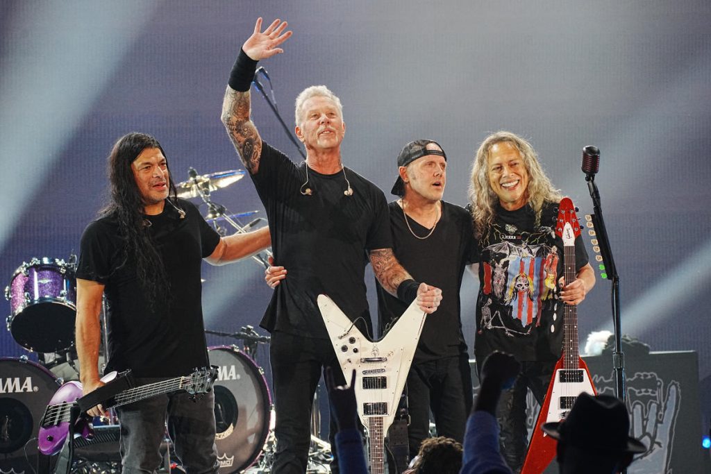 Metallica kembali ke panggung setelah kalah dalam gugatan, dan menang di acara amal Helping Hands