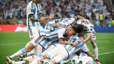Rekan setim Messi merayakannya bersamanya setelah mencetak gol pembuka.