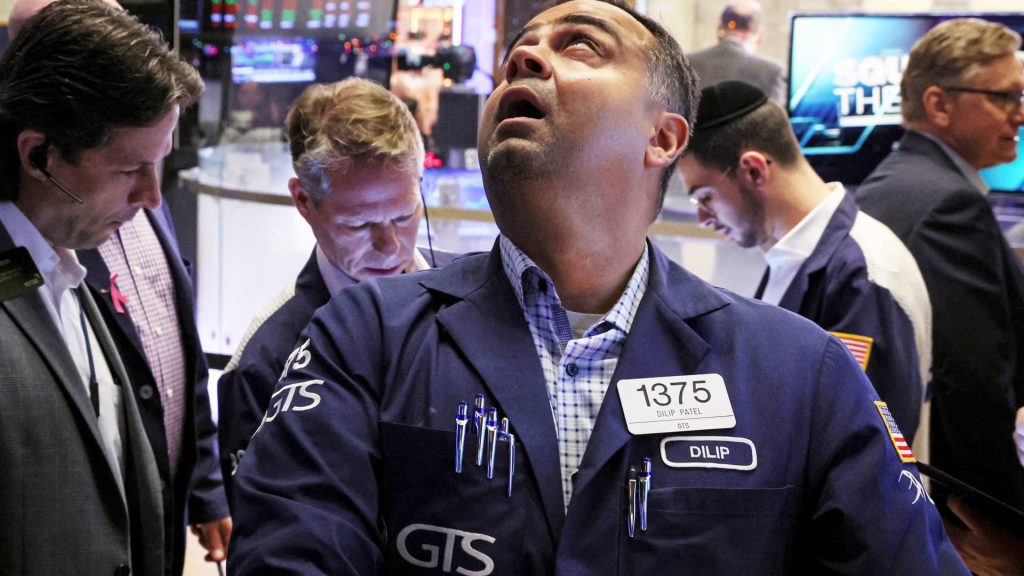 Dow naik saat minggu dimulai karena investor menunggu pertemuan Fed, data inflasi utama