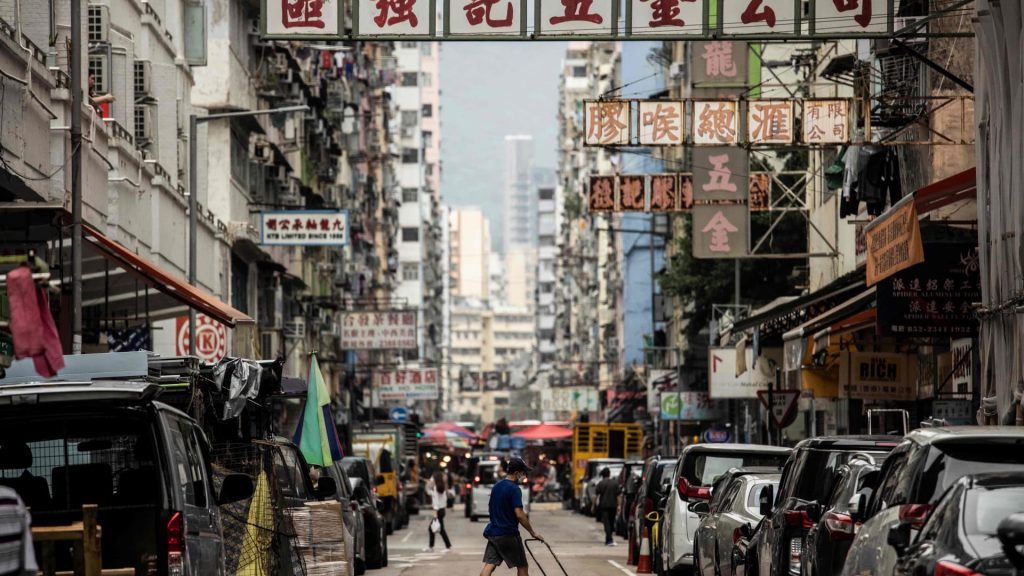 Saham Hong Kong naik hampir 3% setelah laporan mengatakan kota itu sedang mempertimbangkan untuk melonggarkan undang-undang Covid